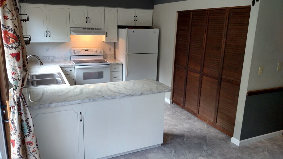 Building Photo - 833 Nowland Ct