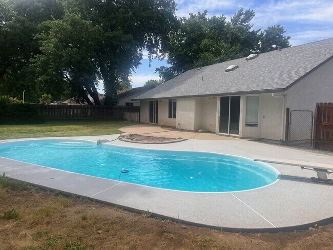 Building Photo - 4 Bedroom Home With Pool!