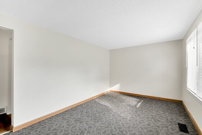 Building Photo - Spacious 3 Bedroom Ready to be rented. Section 8 Welcome