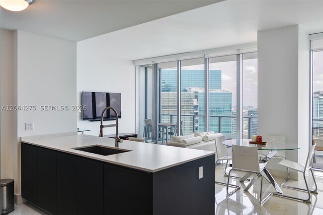 Building Photo - 1300 Brickell Bay Dr