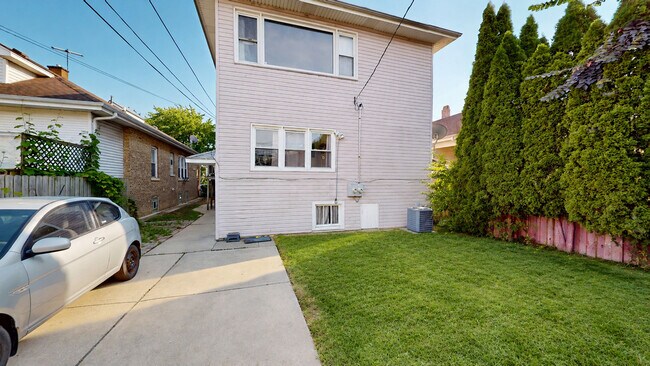 Building Photo - 5242 W Roscoe St