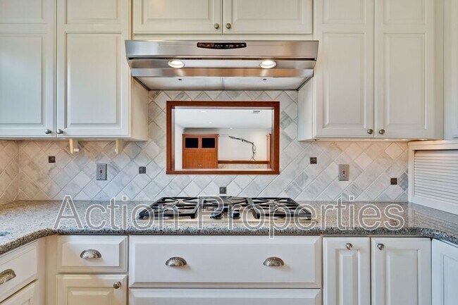 Building Photo - 2685 Yorkton Dr