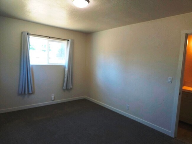 Building Photo - 3Bd/2.5Ba Single Story Home-For viewing!