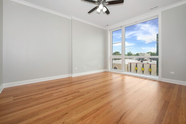 Building Photo - 520 N Western Ave