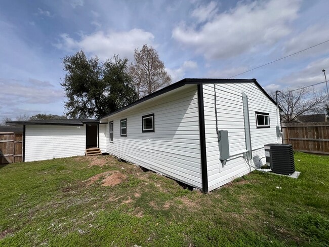 Building Photo - BEAUTIFUL HOME IN HOUSTON. MOVE IN READY!.