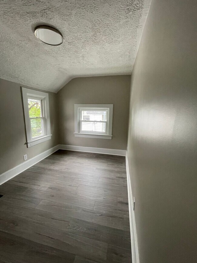 Building Photo - Three Bedroom House