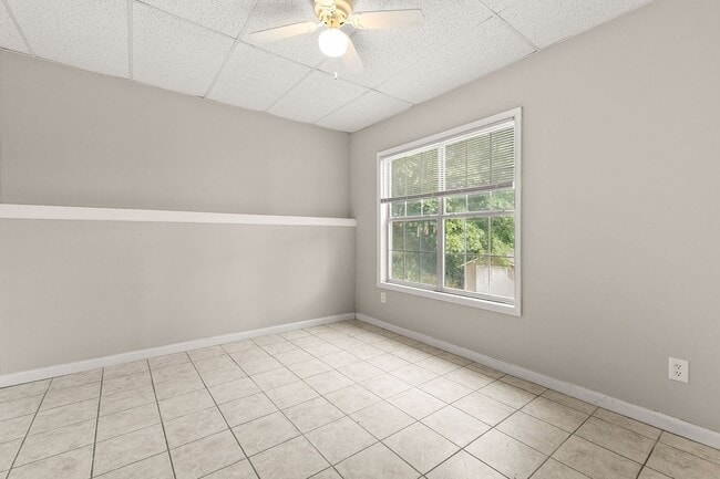 Building Photo - Charming Flowery Branch Home!