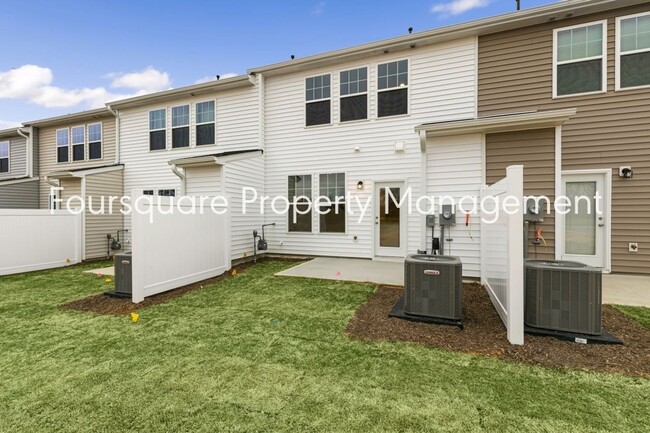 Building Photo - Townhome! | Back Patio with Privacy Fence|...