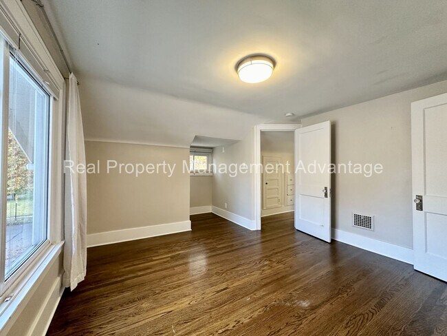 Building Photo - 310 W Hazelhurst St