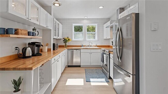 Building Photo - 152 Tuckerman Ave