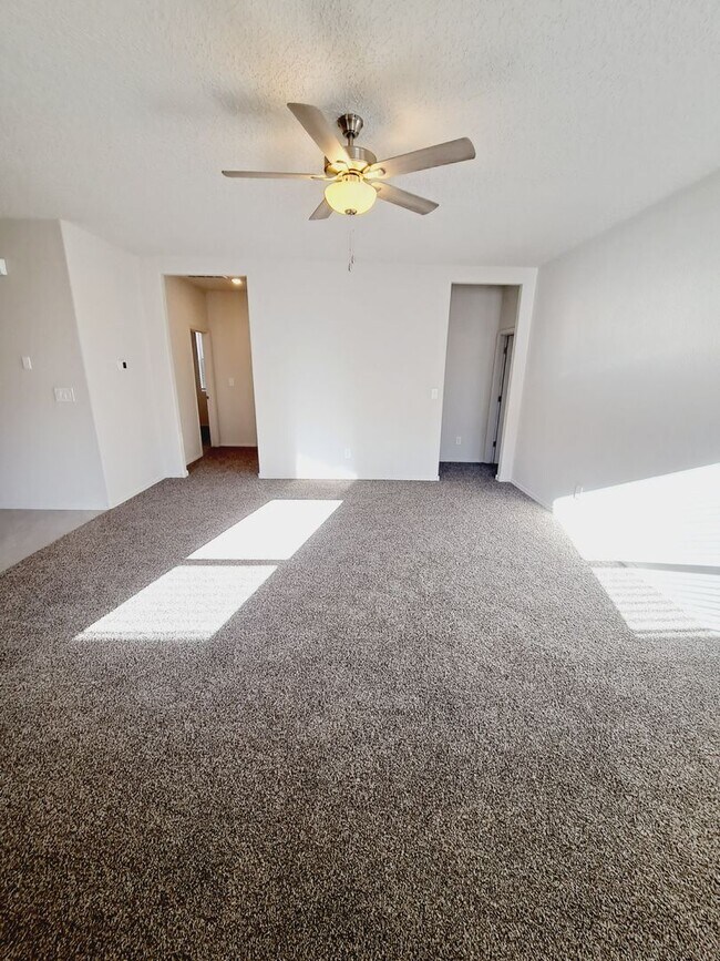 Building Photo - Energy Efficient Home 3bed 2 bath in Huning.
