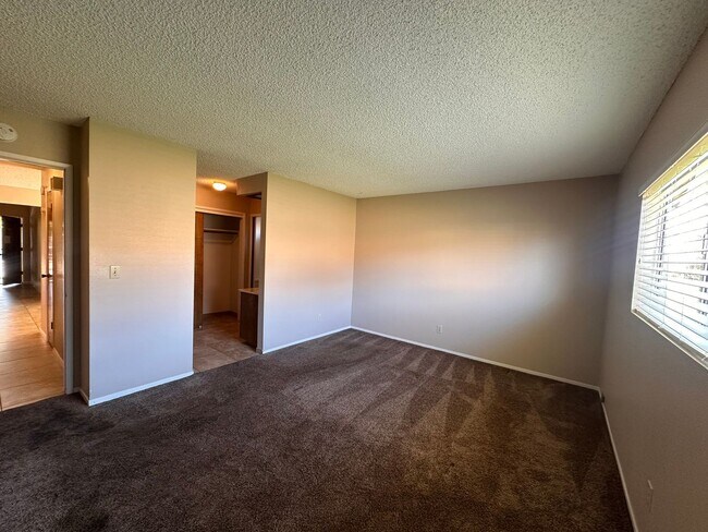 Building Photo - SE Visalia condo coming soon!