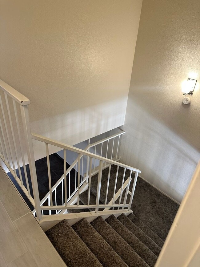 Building Photo - Stunning & Spacious 2 BR / 2.5 BA Townhome – Move-In Ready!