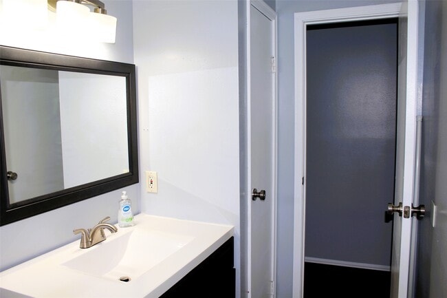 Building Photo - 1217 Brookhollow Dr