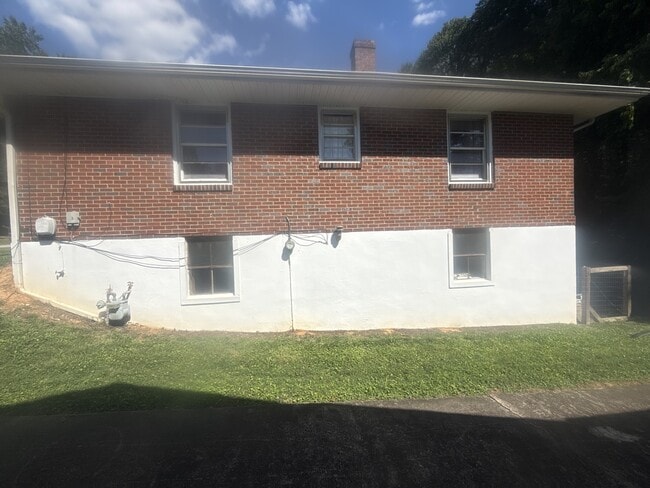 Building Photo - 139 Winthrop Dr