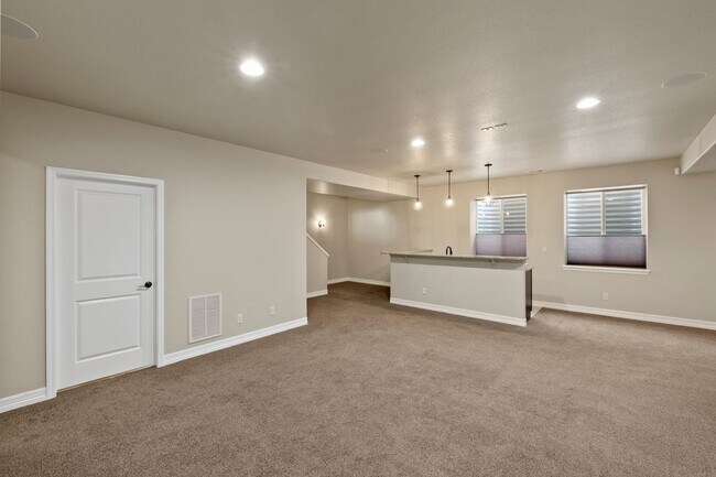 Building Photo - Immaculate & Stunning 4BD Ranch Style in C...