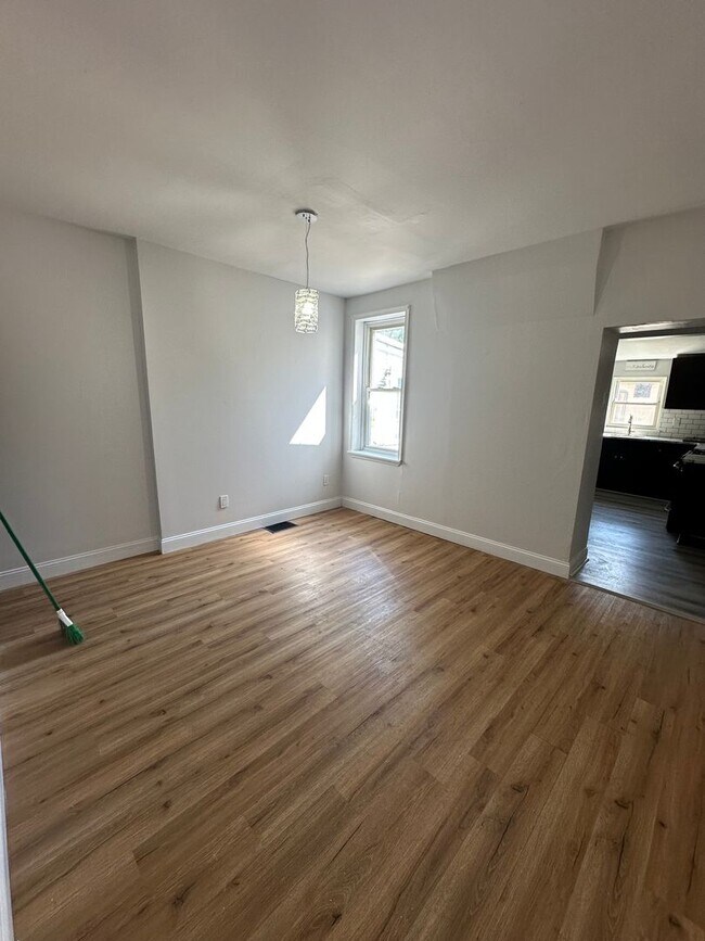 Building Photo - 4 Bedroom row home
