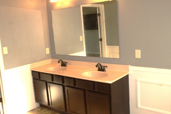 Building Photo - 2244 McGregor Ct