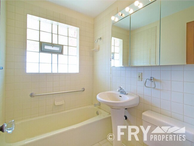 Building Photo - Raised Ranch with Second Kitchen in Prime Location