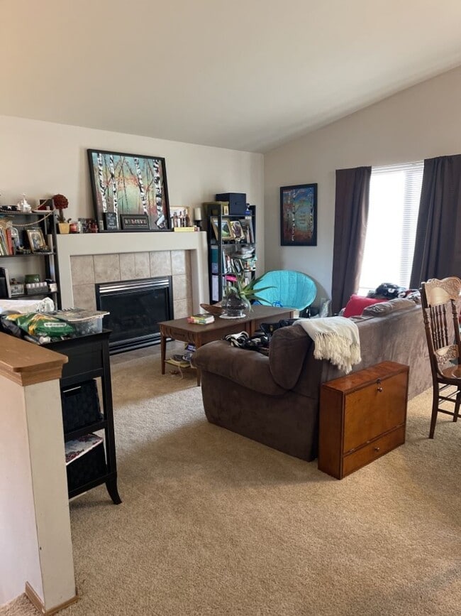 Building Photo - 3-bedroom 2-bathroom Home Available June!