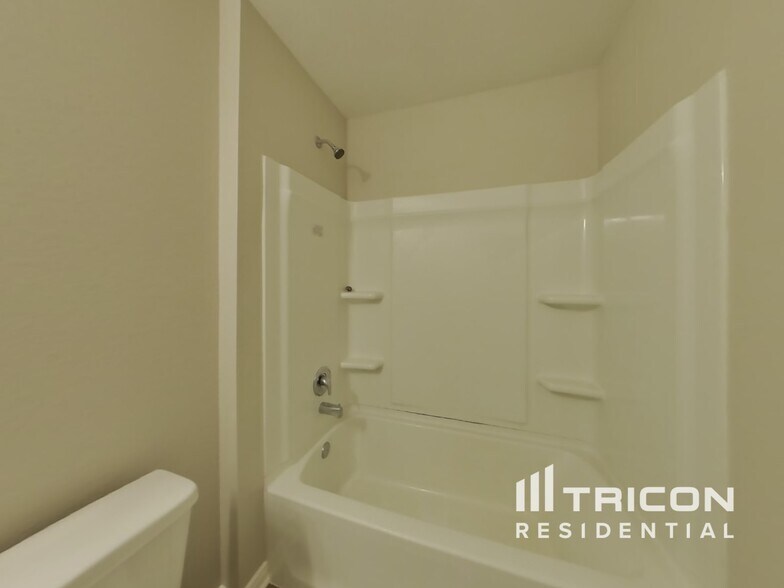 Building Photo - 15680 Del Norte Dr