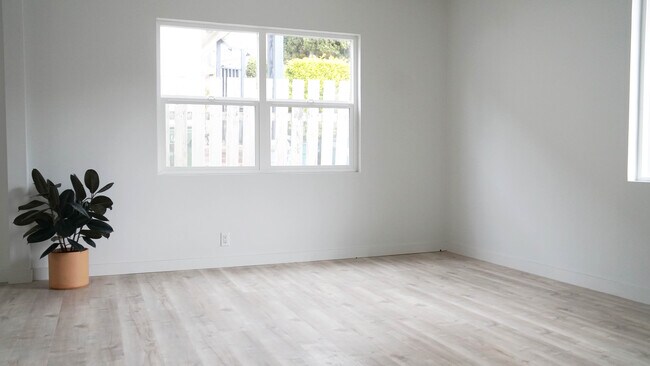 Building Photo - 1621 Micheltorena St