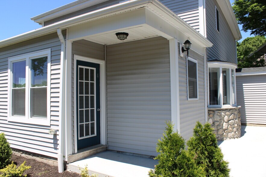 Building Photo - 93 Waterman Ave
