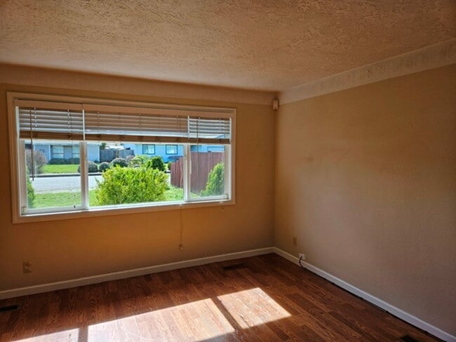 Building Photo - 3Bd/2Ba Single Story Home-For viewing!