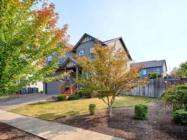 Building Photo - Beautiful 4 bedroom/2.5 Bath Home On Large...