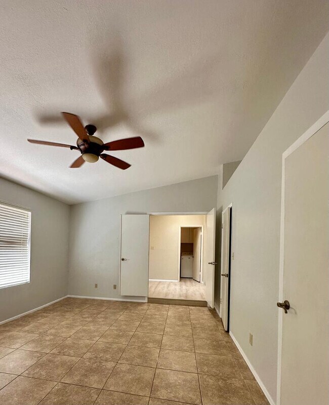 Building Photo - 8878 E Sheena Dr