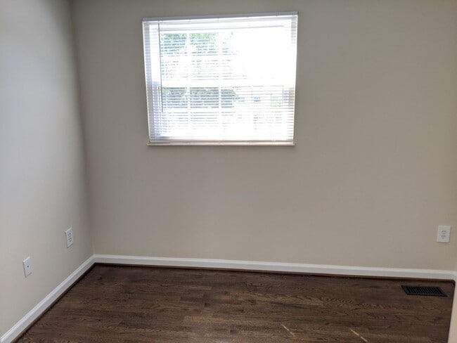 Building Photo - Renovated townhouse in established neighbo...