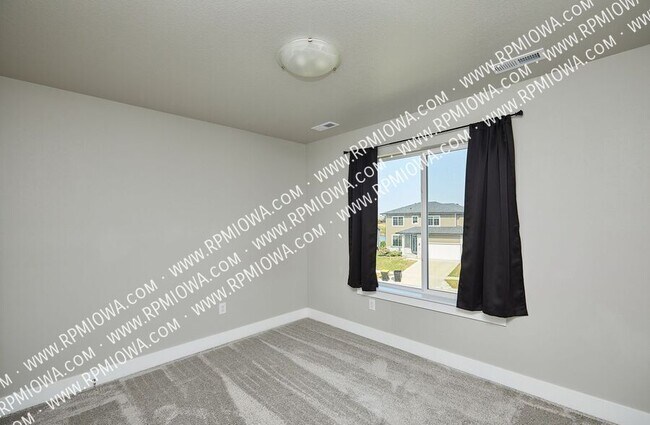 Building Photo - 670 SE Drumlin Dr