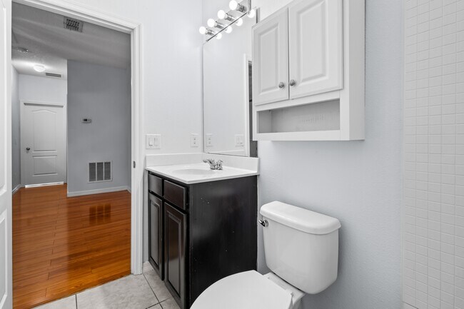 Building Photo - 11408 Center Lake Dr