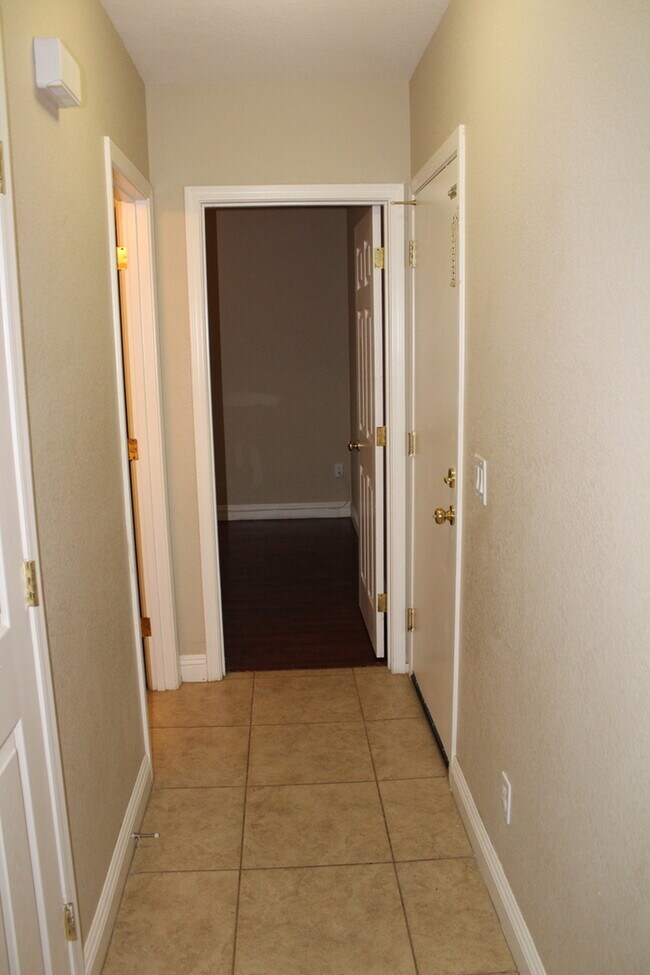 Building Photo - Beautiful 4 bedroom 2.5 bath home located ...