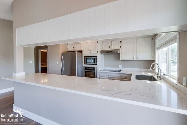 Building Photo - Updated 4Bdm 3Ba Home with Spectacular Vie...