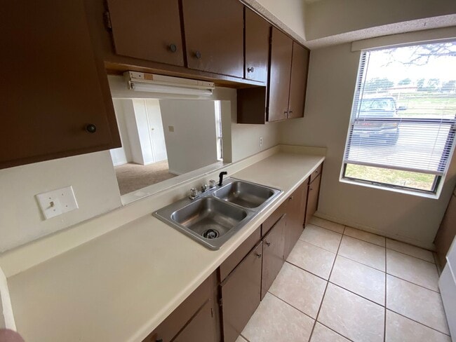 Building Photo - Duplex in convenient location