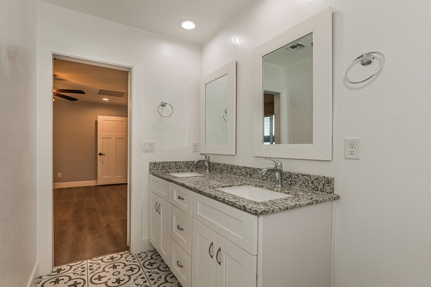 Building Photo - 4920 S 23rd Ave