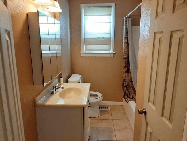 Building Photo - 601 Caldwell Dr