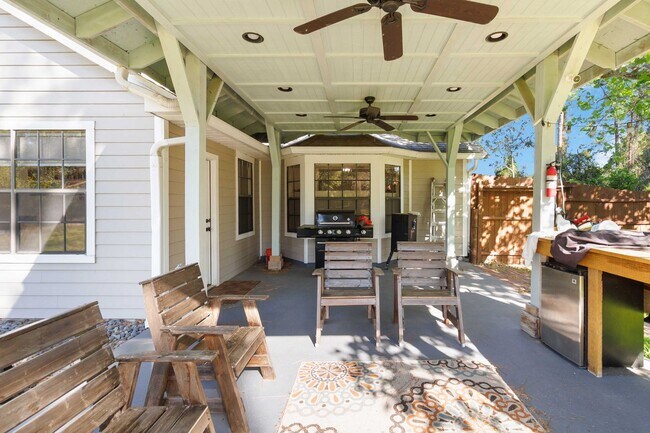 Building Photo - MOVE-IN SPECIAL - Beautiful 3/2 Home in Ba...