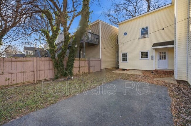 Building Photo - 2206 Parkwood Ave