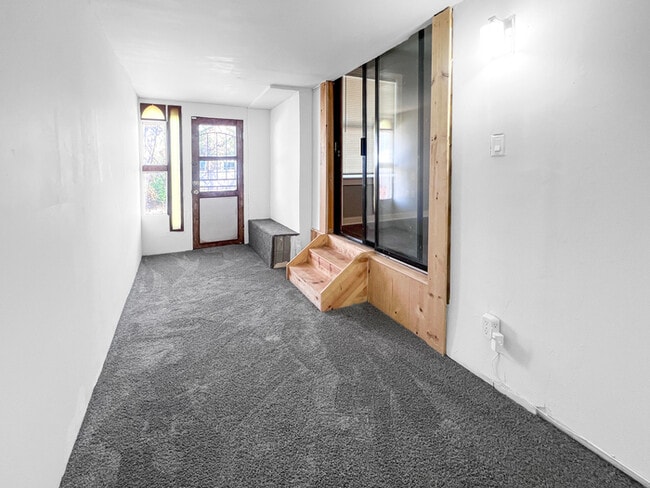 Building Photo - Charming 6 beds 2 baths in Denver!