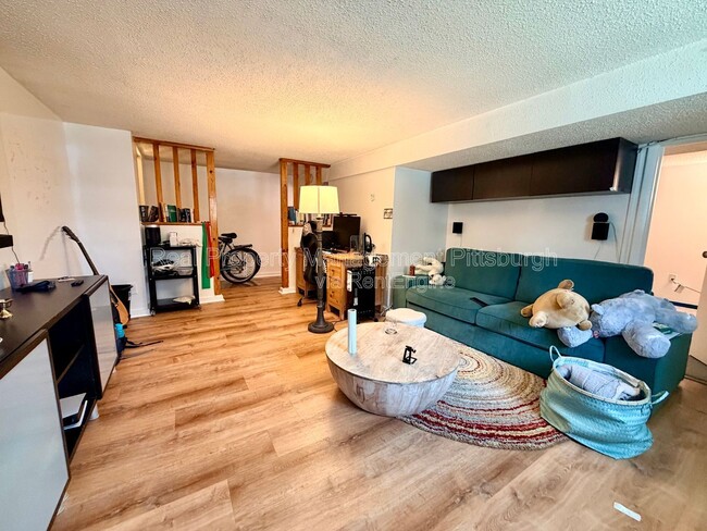 Building Photo - 433 Ella St