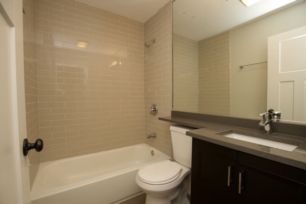 Building Photo - 535 W Surf St