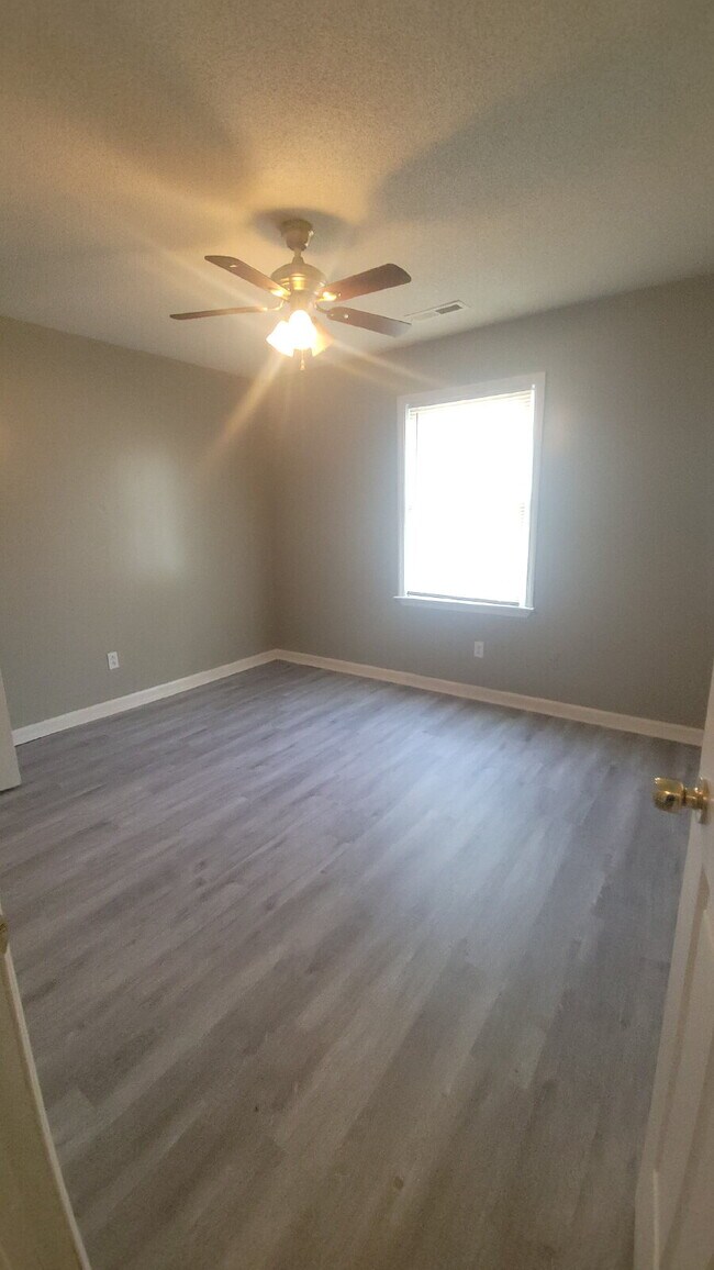 Building Photo - 1 month free Section 8 accepted Spacious 2-Bed, 2-Bath Sanctuary in Huntsville – Your Ideal Retre...