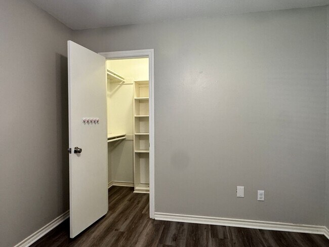 Building Photo - 411 Hickory Rd