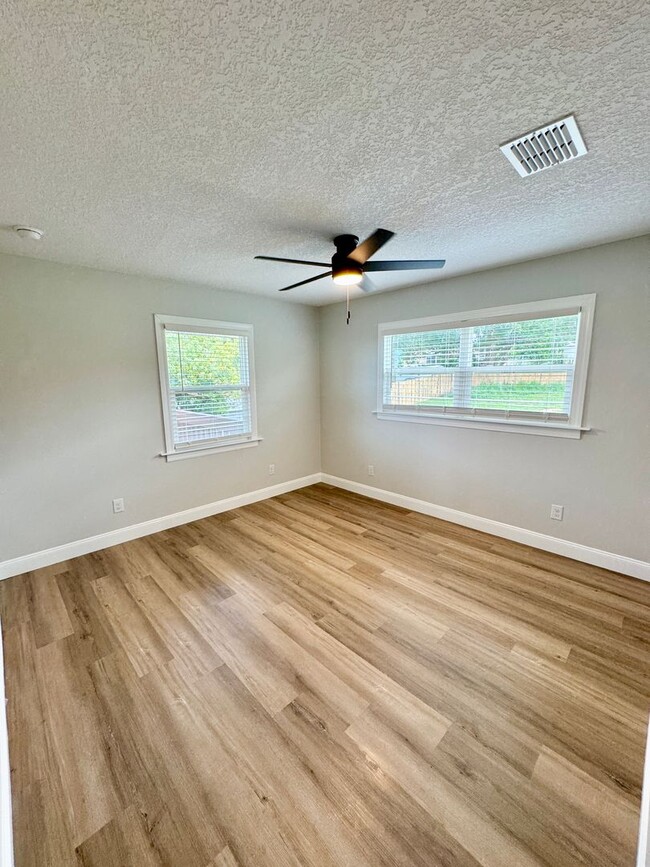 Building Photo - Beautifully Renovated 2-Bed/1-Bath Upstair...