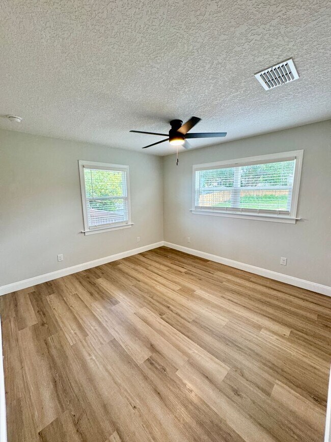 Building Photo - Downtown Clermont - Beautifully Renovated 2-Bed/1-Bath Upstairs Unit with Stunning Lake Minneola ...