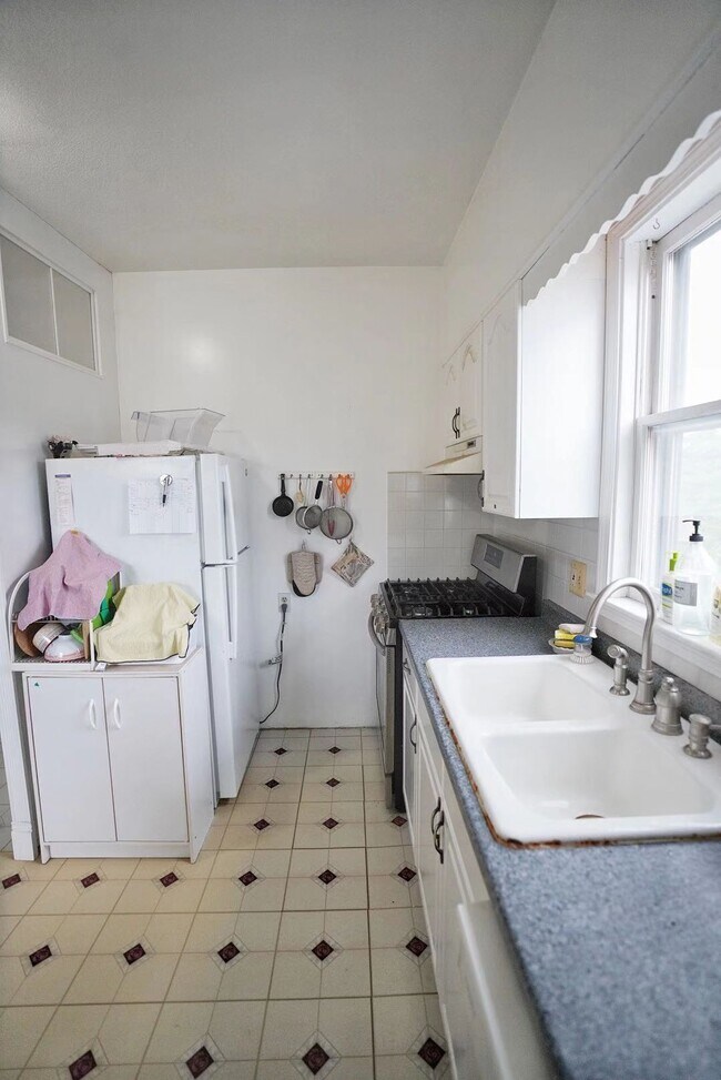 Building Photo - 64 Willow St