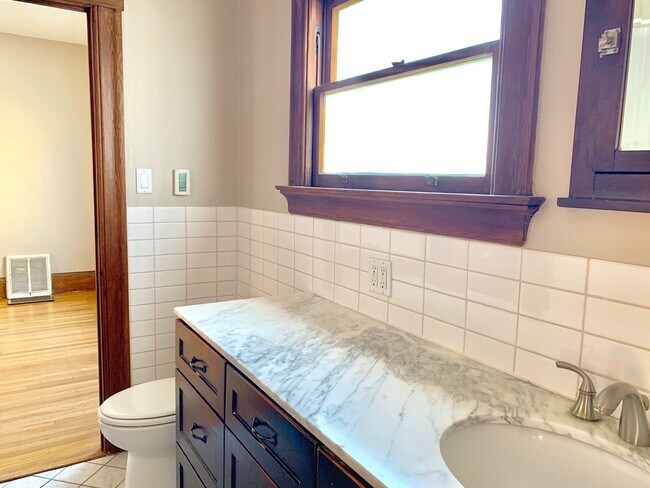 Building Photo - Advent- Low Deposit Rockridge Home W/ Beau...
