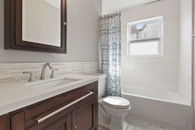2nd Floor Full Bath w/ Tub - 815 Sheridan St NW